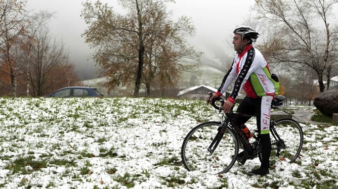 Un ciclista observa la nieve en el alto de Urkiola