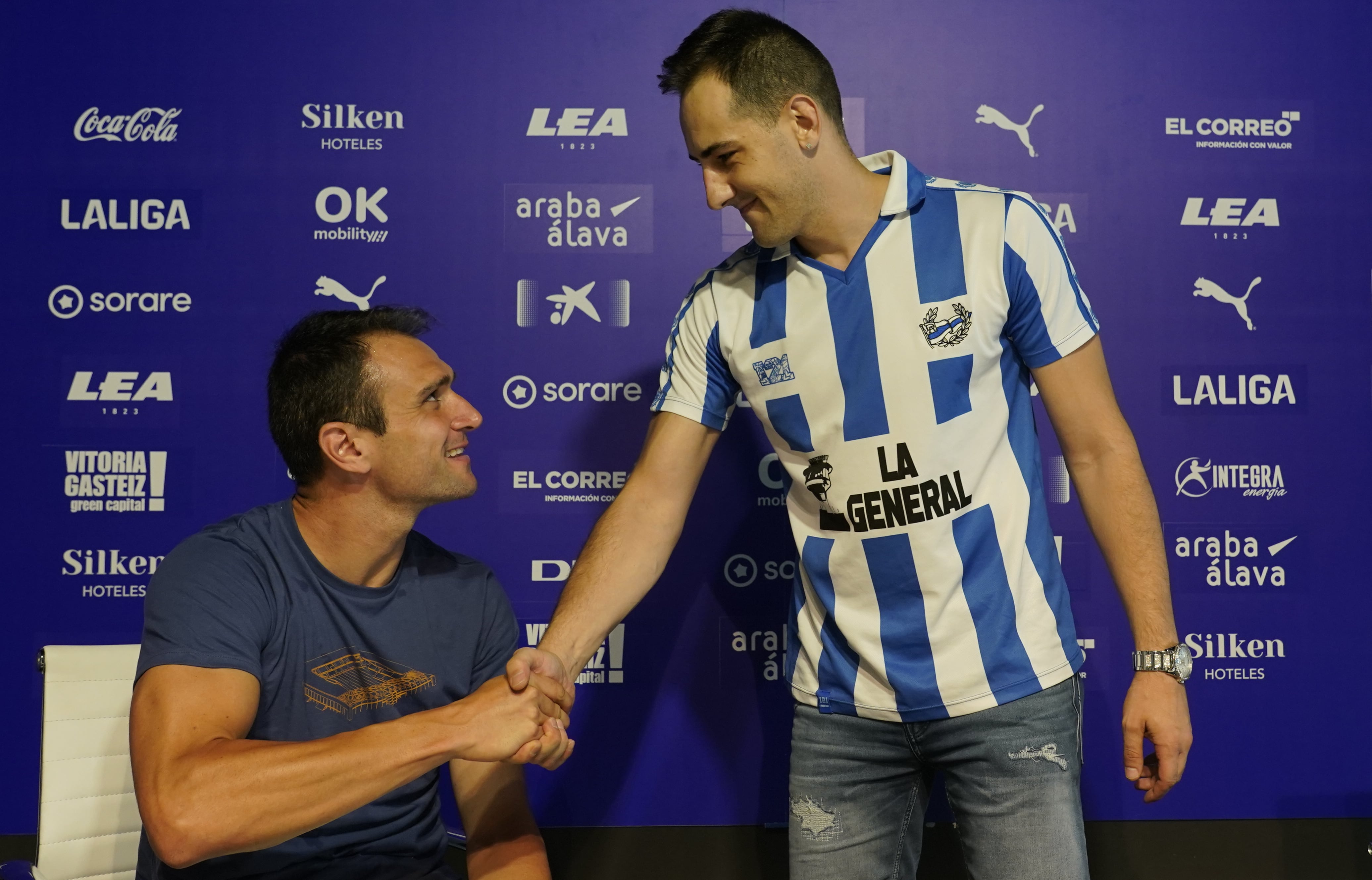 GRAFCAV2272. VITORIA, 17/08/2023.- El nuevo jugador del Deportivo Alavés, Kike García (i) es felictado por un aficionado tras la presentación como nuevo jugador del club albiazul. EFE/L. Rico
