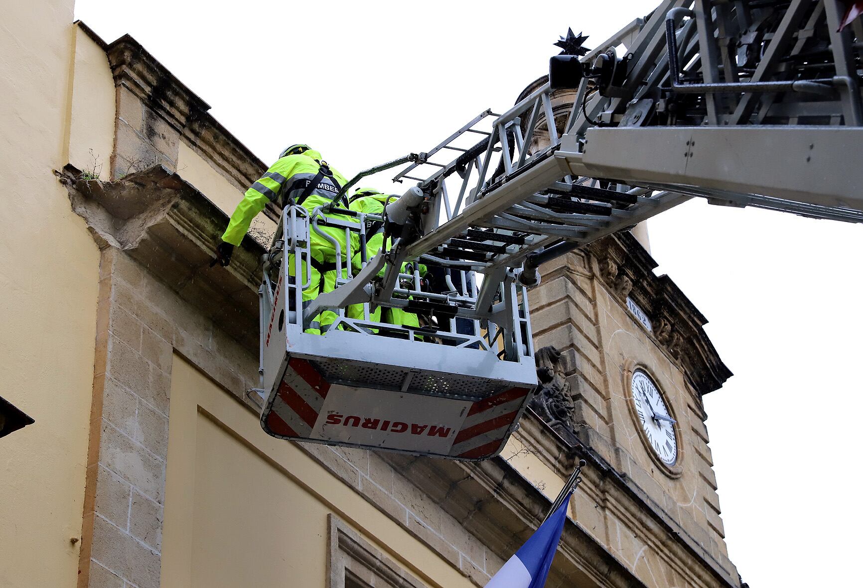 Los bomberos han revisado la fachada del Ayuntamiento tras el desprendimiento de parte de la cornisa