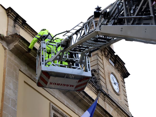 Los bomberos han revisado la fachada del Ayuntamiento tras el desprendimiento de parte de la cornisa