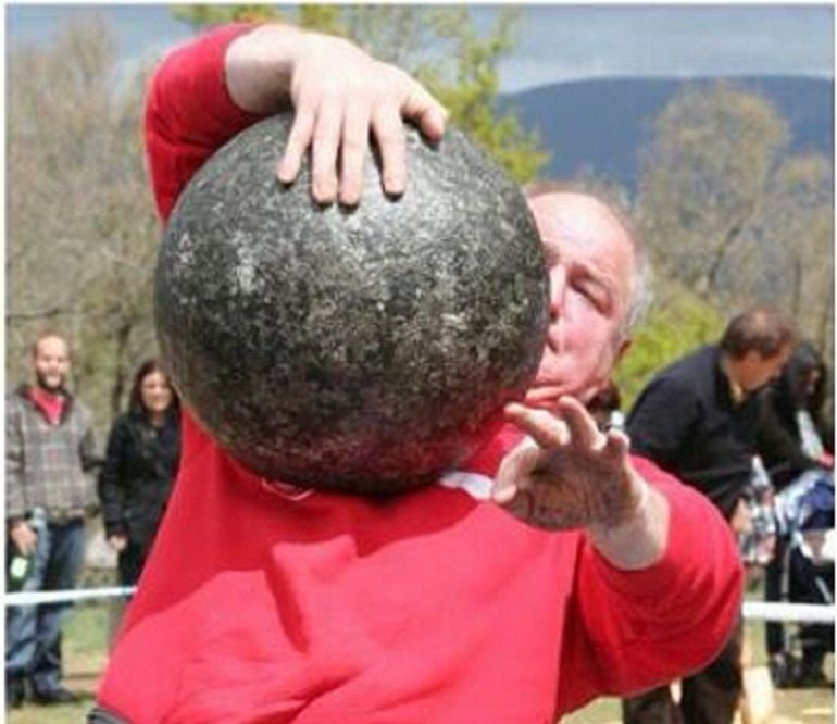 Iñaki Gil con la bola de 141 kilos a una mano.