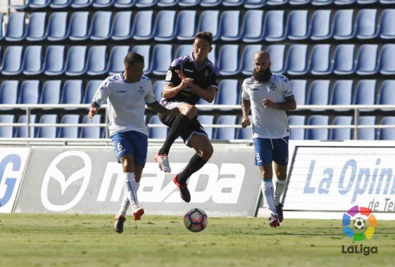 Acción del encuentro disputado entre el Tenerife y el Valladolid