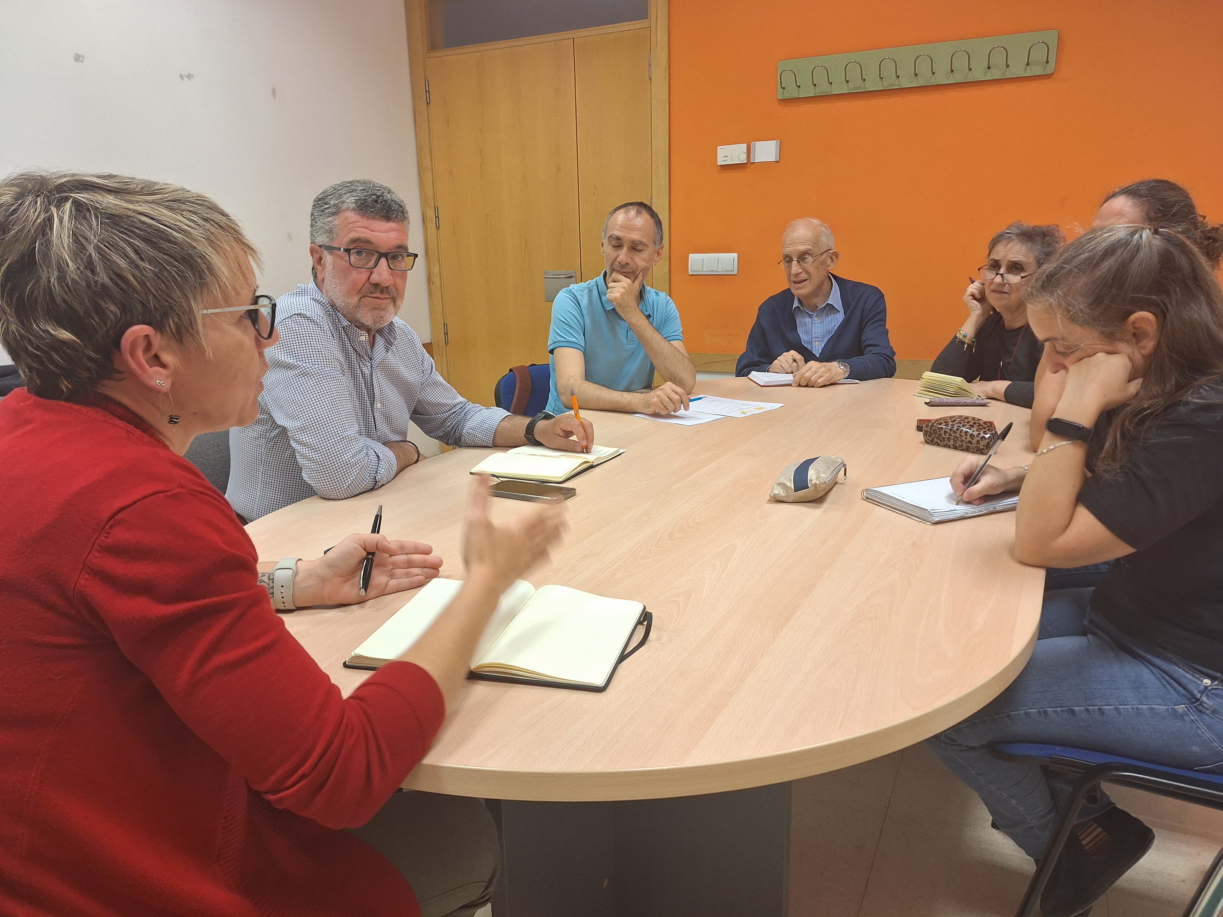 La portavoz de Compromís, Papi Robles, en una reunión con las entidades de Ciutat Vella