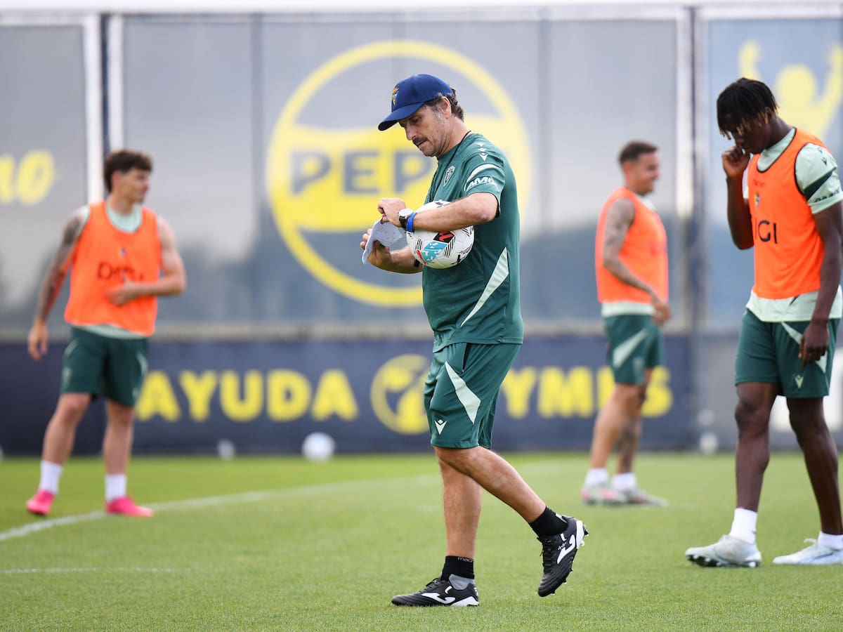 Imanol Idiakez y mantener la portería del Cádiz CF a cero: "Si quedamos 5-4 vamos a estar contentos"