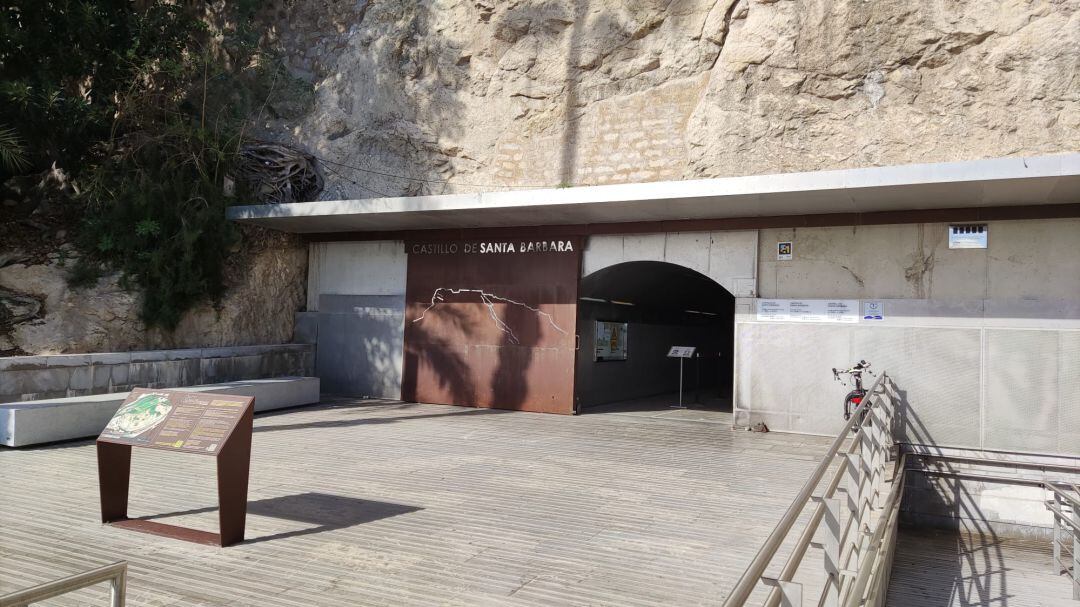 Imagen de archivo: Entrada al túnel que da acceso a los ascensores del Castillo de Santa Bárbara.