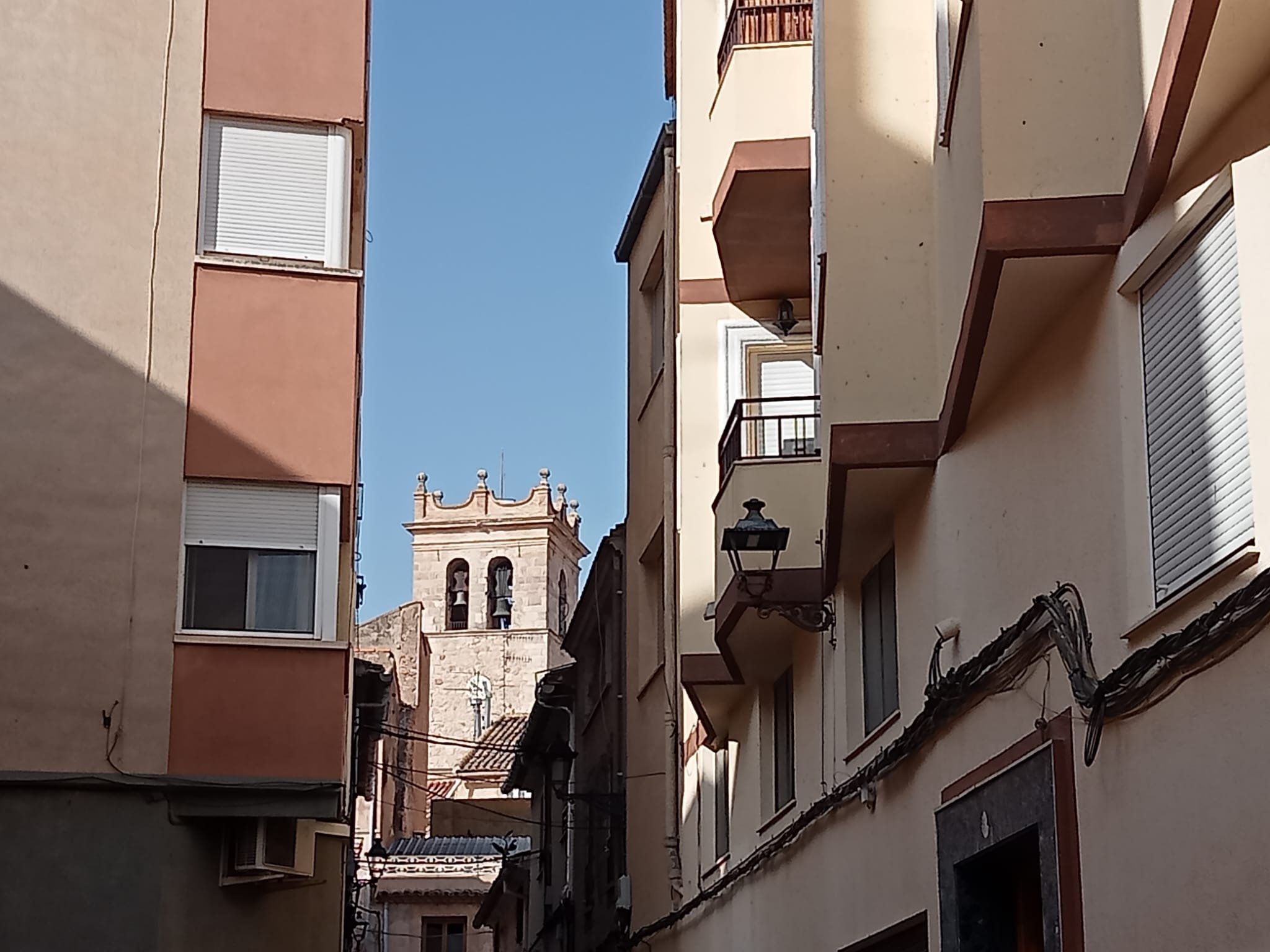 Al fondo, el campanario