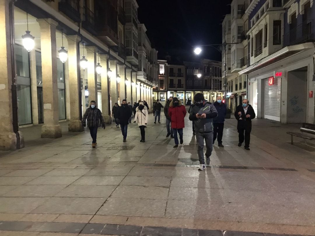 Un grupo de autónomos paseaba este viernes pasadas las 20:00 horas del toque de queda de la Junta por la Calle Mayor de Palencia como medida reivindicativa