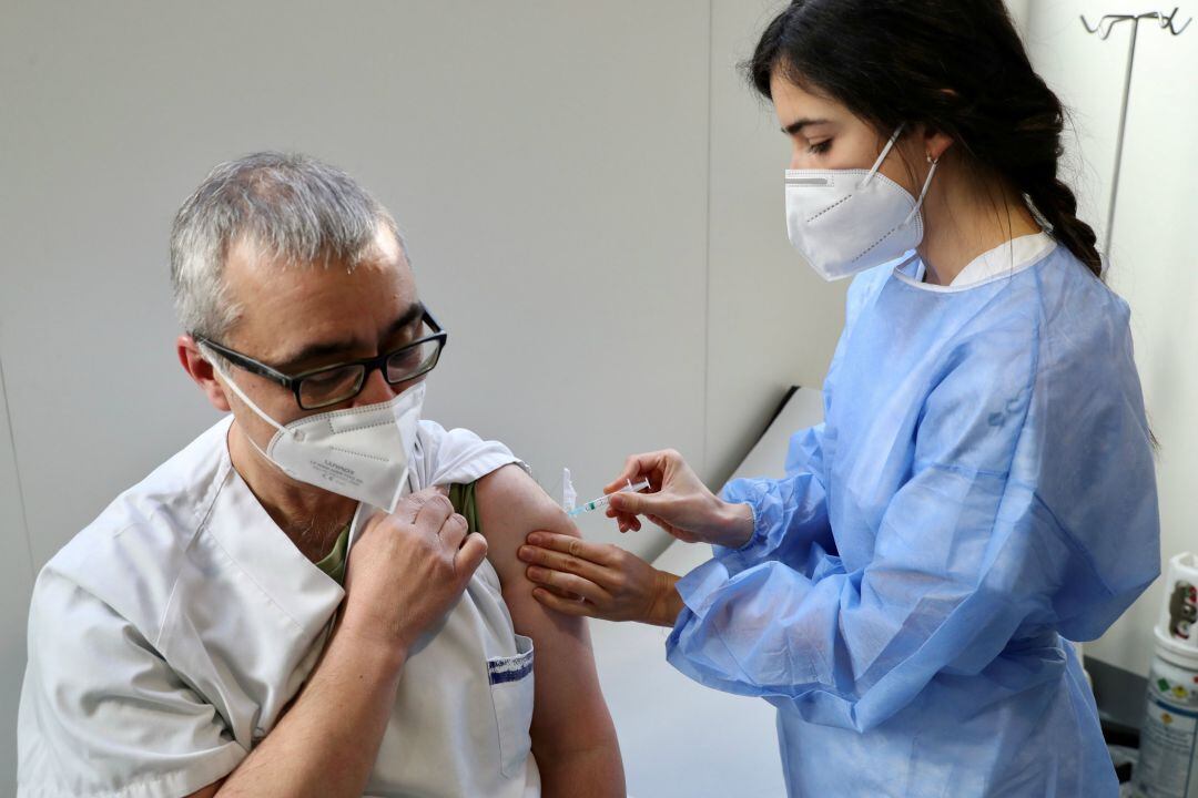 Vacunación del personal sanitario en el Hospital de Mieres