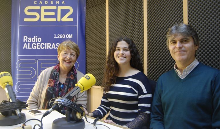 Ana Villaescusa, presidenta de Diverciencia y la alumna becada, Marta Márquez junto a su padre, en el transcurso del programa Hoy por Hoy Campo de Gibraltar