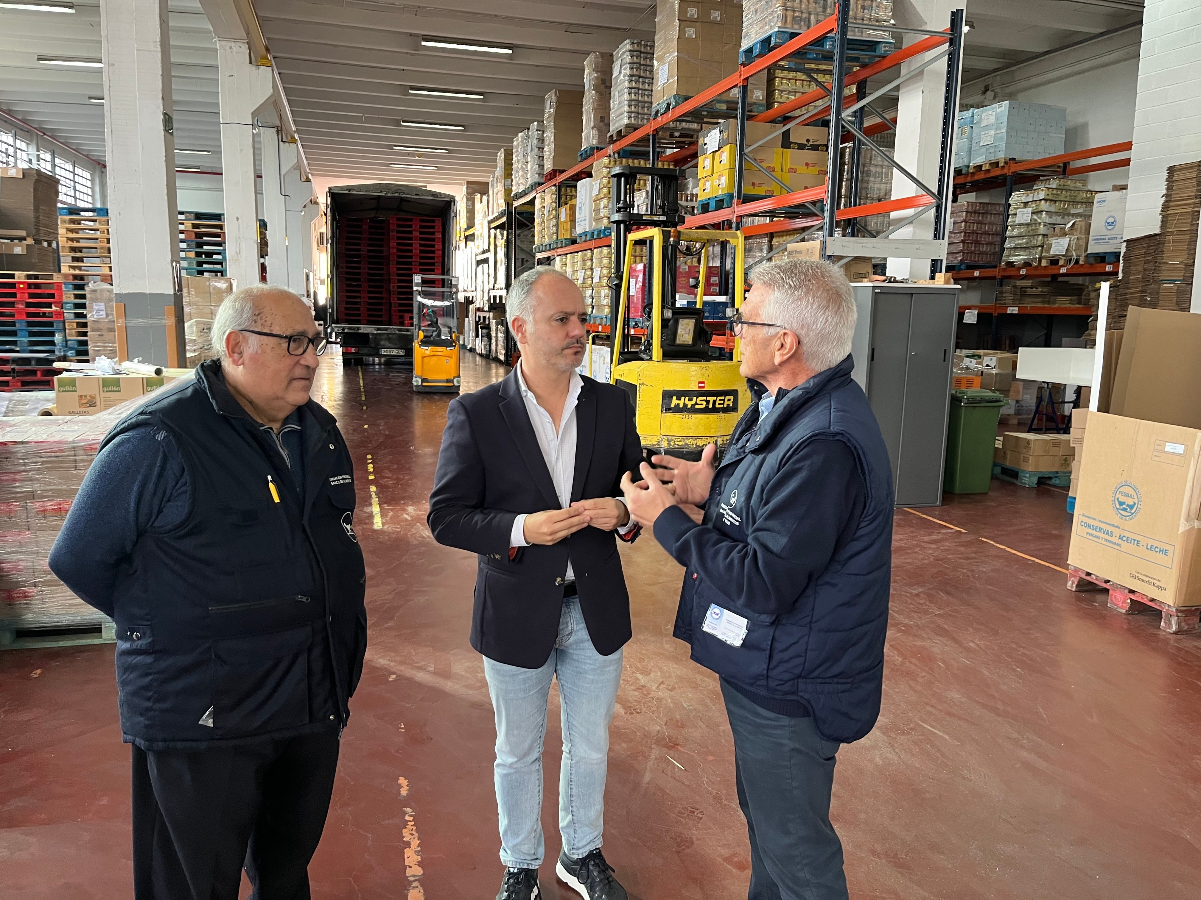 El delegado del Estado, David Regades, visitó el Banco de Alimentos, una de las organizaciones que colabora en la jornada sobre responsabilidad social, que organiza Zona Franca Vigo.