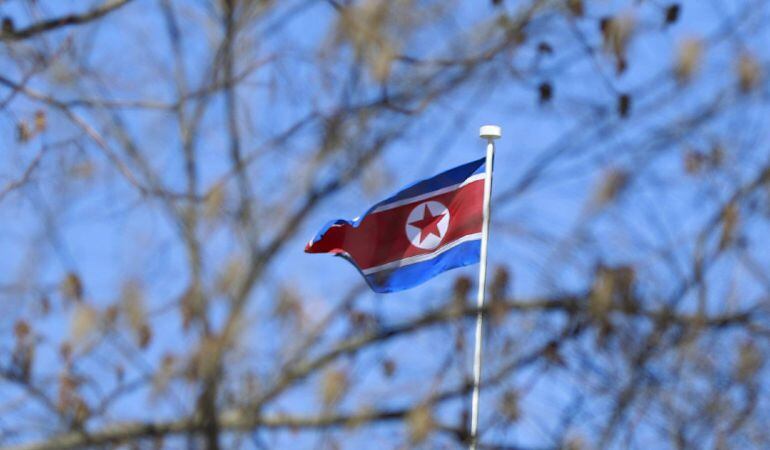 La bandera de Corea del Norte ondea en la embajada del país en la capital de China.