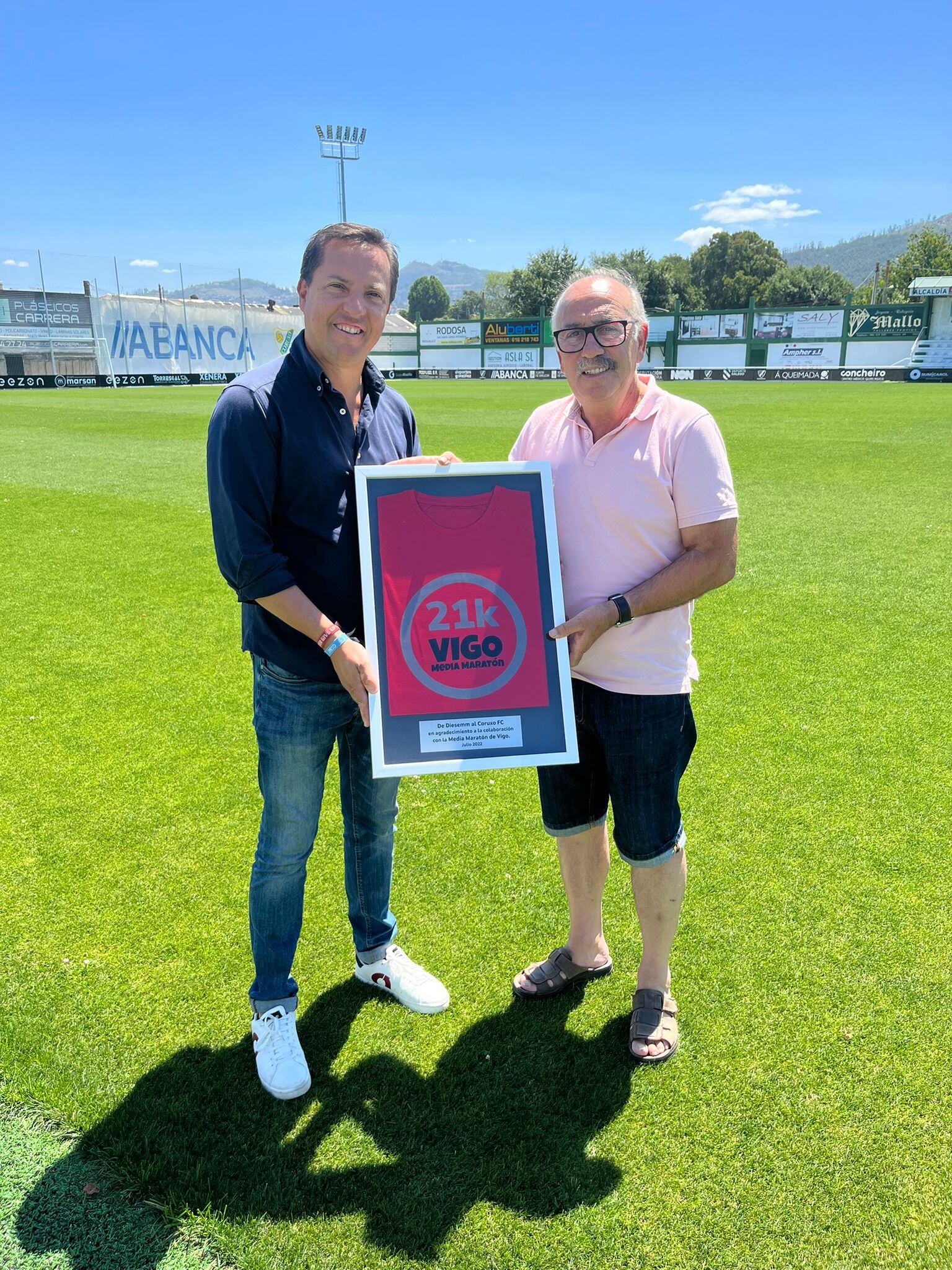 El Ceo de Diesemm, Daviz Suárez, con el responsable del Coruxo C.F