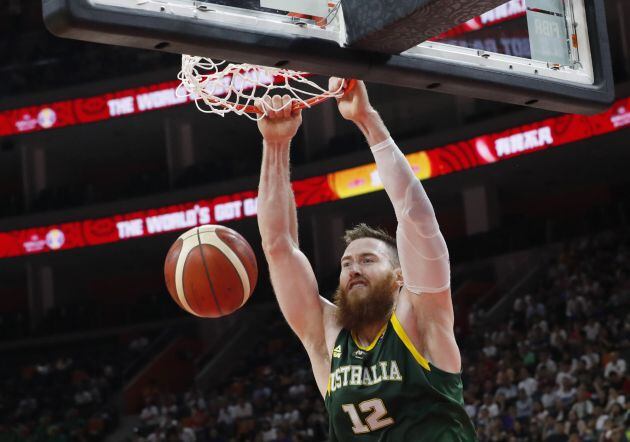 Aron Baynes realiza un mate durante un partido