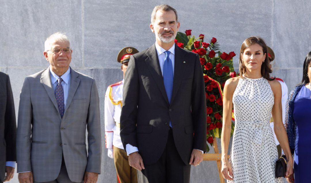 El ministro español de asuntos exteriores Josep Borrell, el rey español Felipe VI y la reina Letizia asisten a una ceremonia de bienvenida en el Memorial José Martí en La Habana