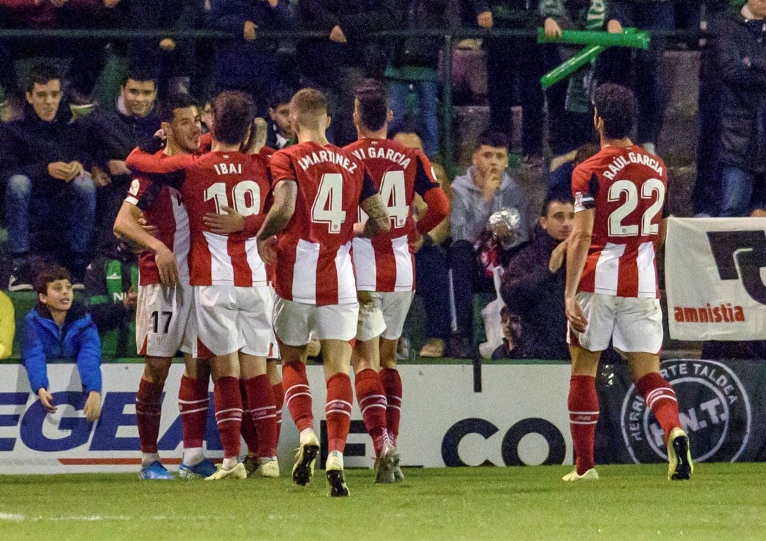 Los jugadores del Athletic celebran el primer gol ante el Sestao River