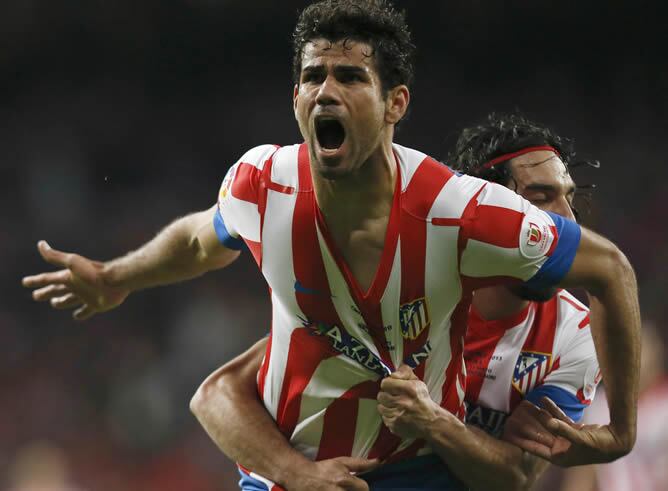 El delantero brasileño del Atlético de Madrid, Diego Costa celebra la consecución del primer gol de su equipo ante el Real Madrid, durante la final de la Copa del Rey en el estadio Santiago Bernabéu, en Madrid