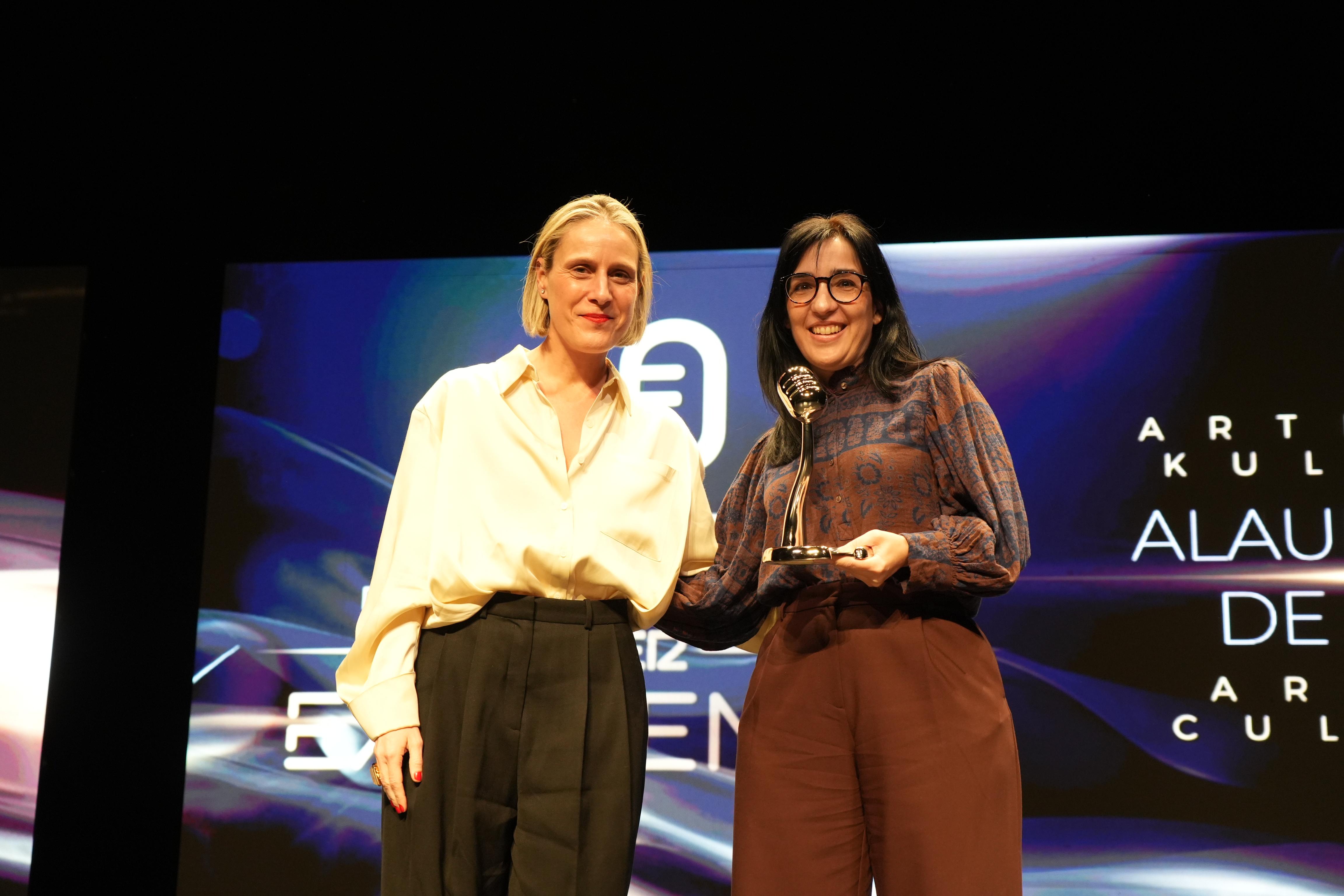 La directora del Museo Guggenheim Bilbao, Miren Arzalluz, ha entregado el premio a Alauda Ruiz de Azúa