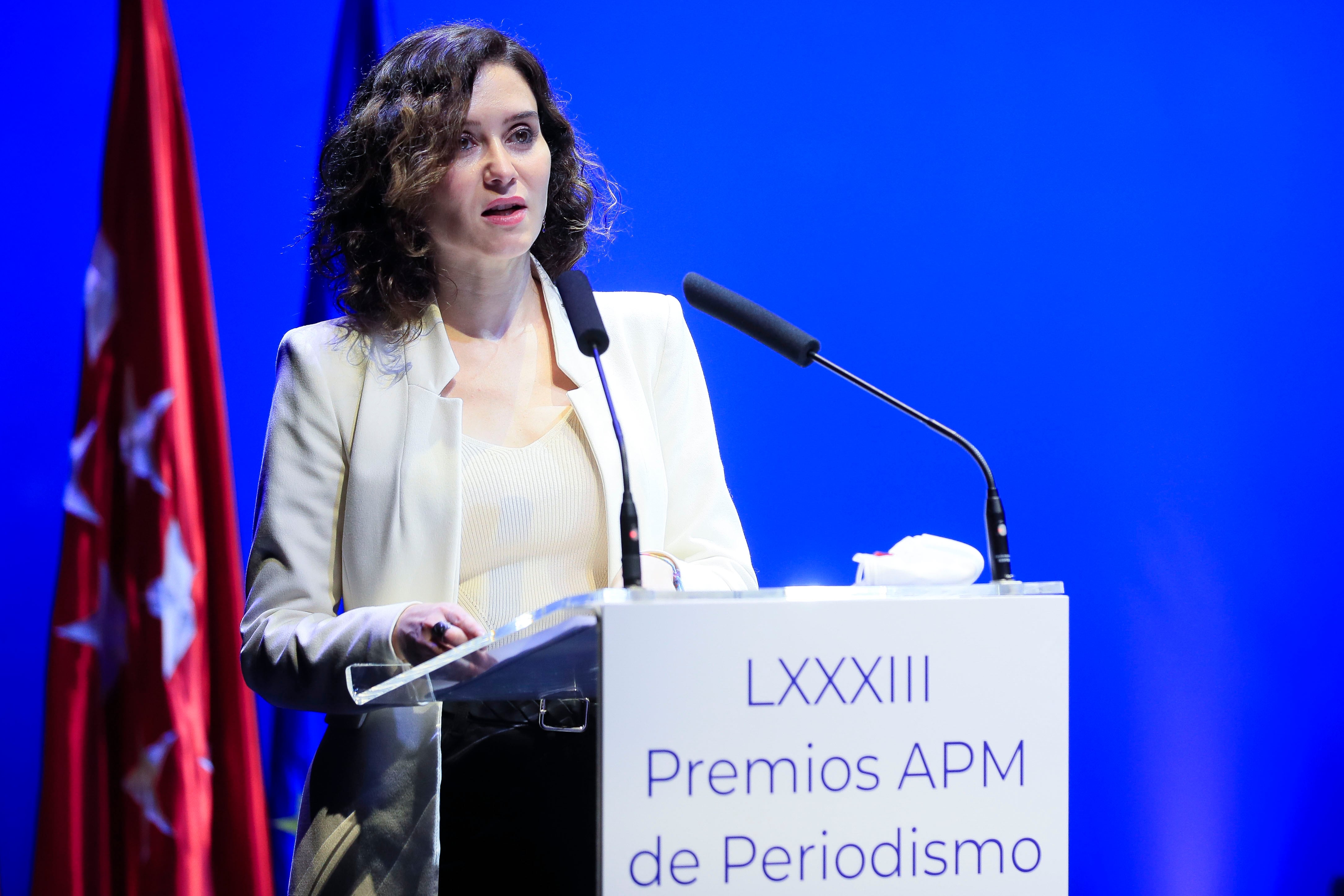 La presidenta de la Comunidad, Isabel Díaz Ayuso da un discurso durante la entrega de los premios de la Asociación de la Prensa de Madrid en el Centro Cultural Conde Duque este jueves.