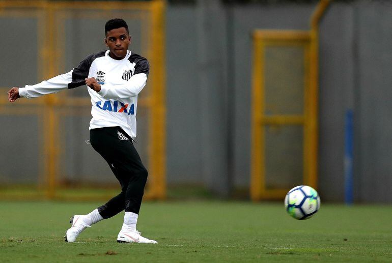 Rodrygo, el jugador de 17 años, en una sesión de entrenamiento en Santos (Brasil)