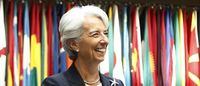 La ministra de Finanzas francesa, Christine Lagarde, sonríe en su primer día a la cabeza del FMI en Washington