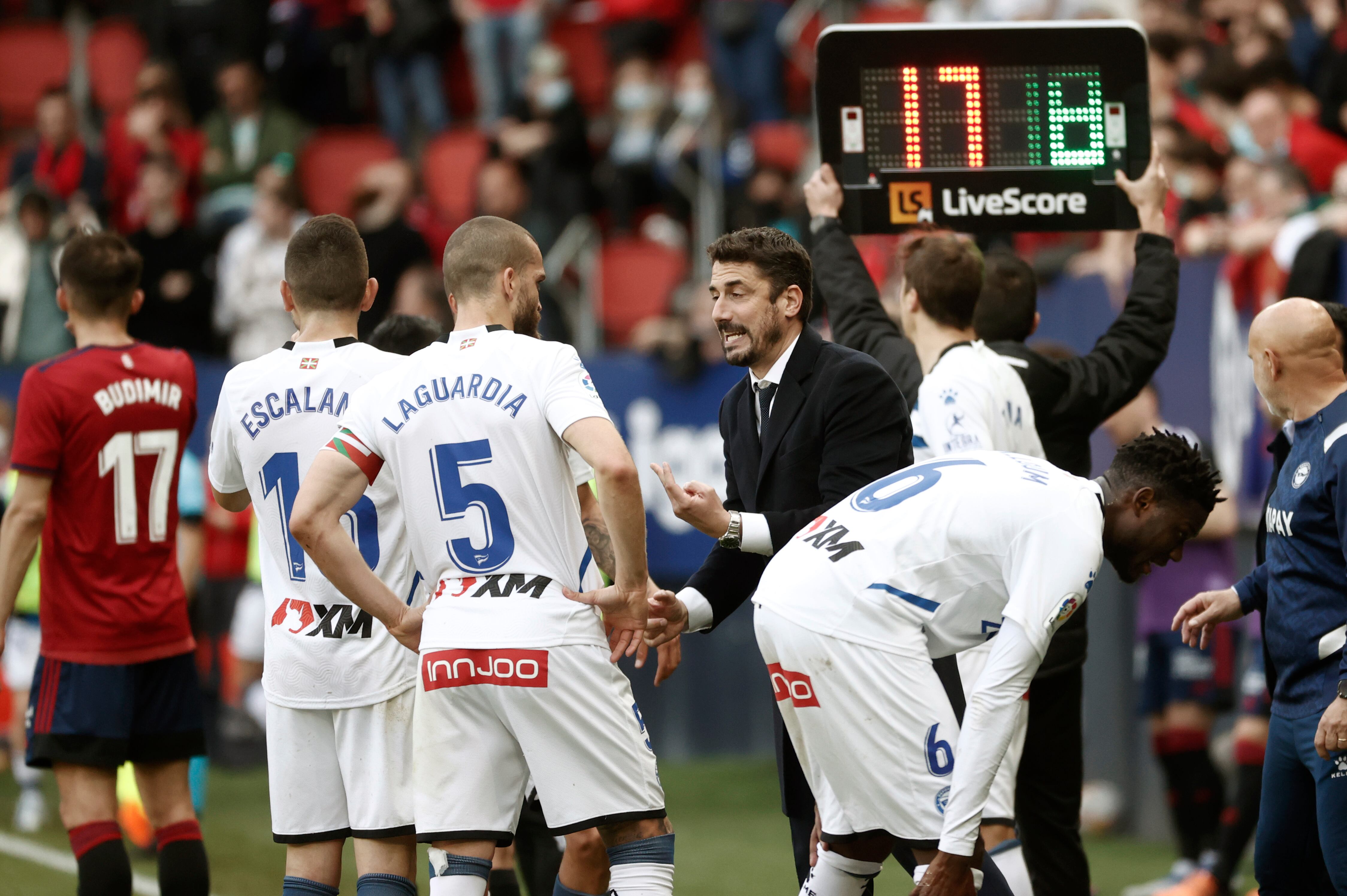 PAMPLONA, 10/04/2022.- El entrenador del Alavés Julio Velázquez da instrucciones a sus jugadores durante el partido correspondiente a la jornada 31 de LaLiga disputado este domingo en el estadio El Sadar en Pamplona. EFE/ Jesús Diges