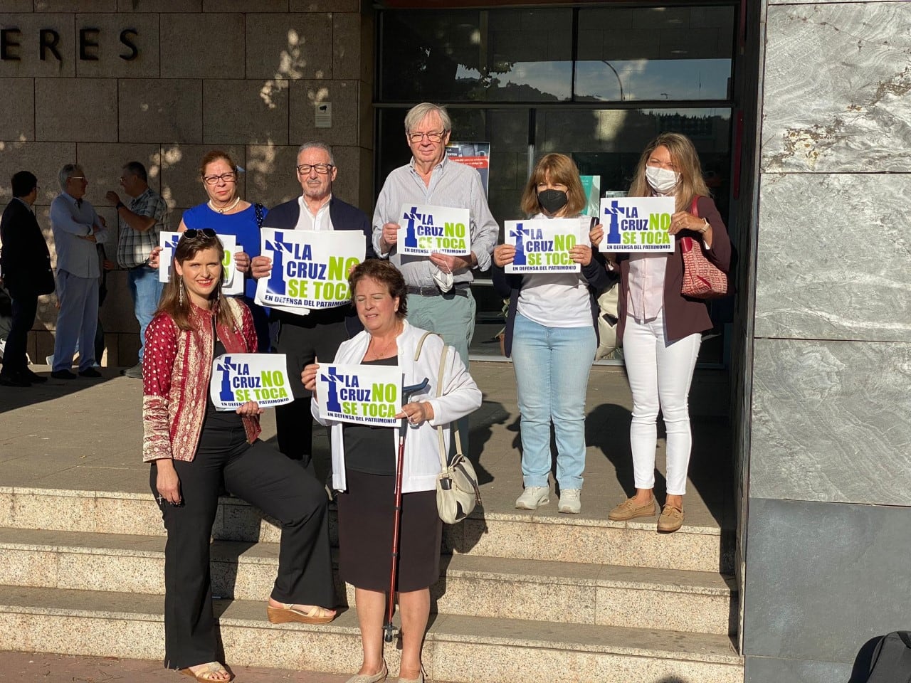 Plataforma &quot;Salvemos la Cruz&quot; a las puertas de los juzgados de Cáceres