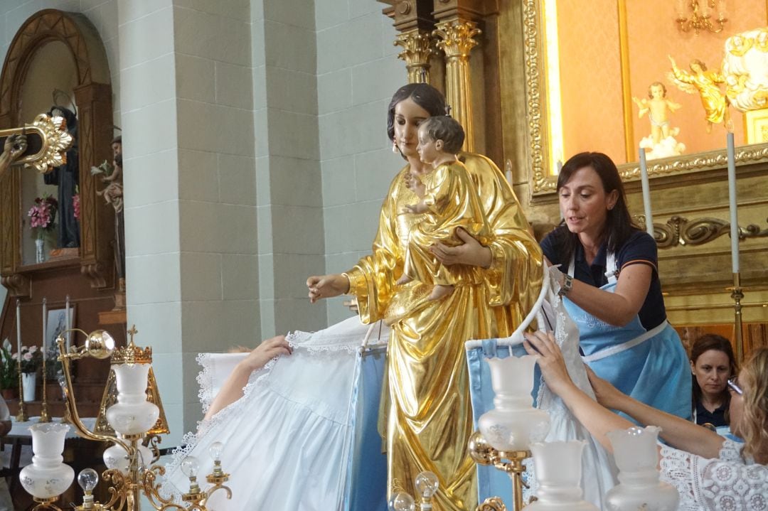 Momento en el que las camareras visten a la Virgen de la Salud de Elda