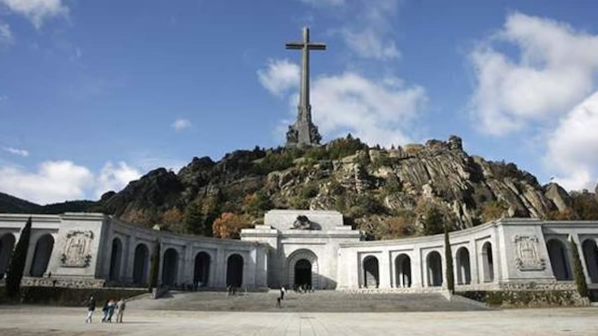 El PSOE propone sacar los restos de Franco del Valle de los Caídos