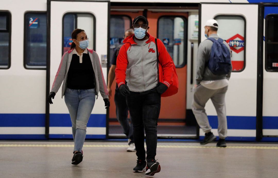 Viajeros del Metro de Madrid.