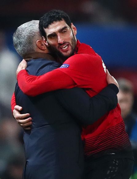 Mou celebra el gol con Fellaini