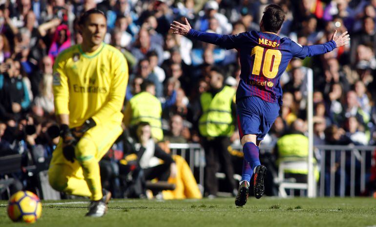 Leo Messi celebra un gol en el Bernabéu.