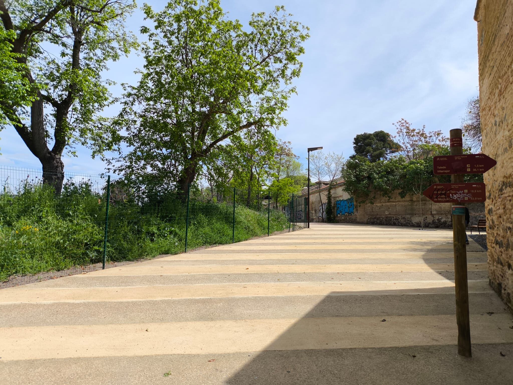 Imagen del estado, tras la rehabilitación, de la senda ecológica que discurre junto al campus universitario de la Fábrica de Armas en Toledo