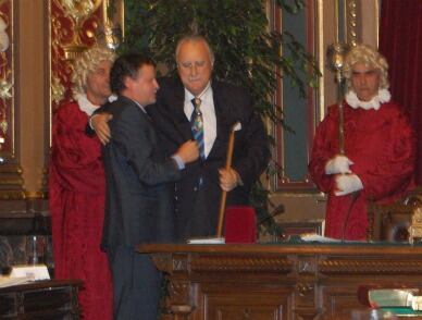 El alcalde de Bilbao, Iñaki Azkuna, recoge la makila de mando de manos del secretario municipal