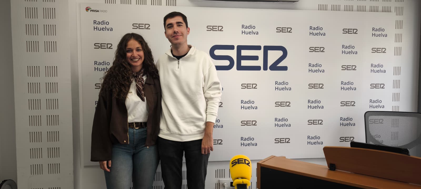 Javier Carrasco, pianista onubense junto a la también profesora Emilia Jiménez