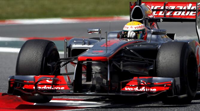 El piloto británico de la escudería McLaren Mercedes Lewis Hamilton, el 12 de mayo de 2012, durante la tercera y última sesión de entrenamientos libres del Gran Premio de España de Fórmula Uno, que se disputa este fin de semana en el circuito de Cataluña 