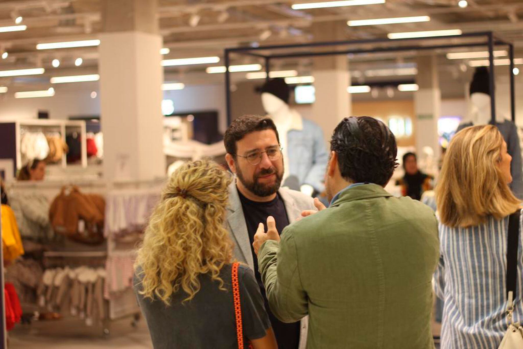 El vicealcalde y concejal de Comercio, Àlex Cerradelo, conversa con los responsables de Kiabi