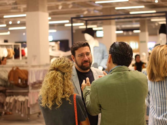 El vicealcalde y concejal de Comercio, Àlex Cerradelo, conversa con los responsables de Kiabi