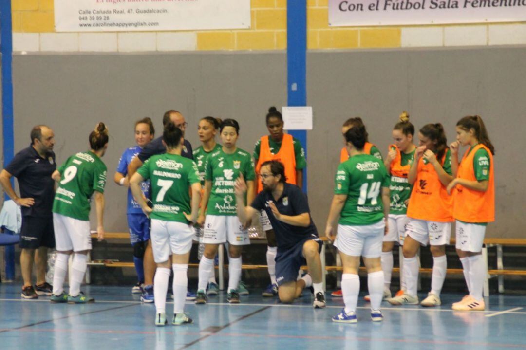 Andrés Sánchez dando instrucciones a sus jugadoras