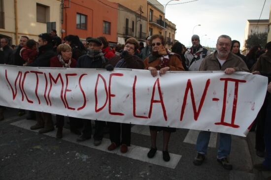 Més d'un centenar de veïns de Bàscara han tallat l'N-II aquest matí per demanar que deixin de passar-hi camions de gran tonatge