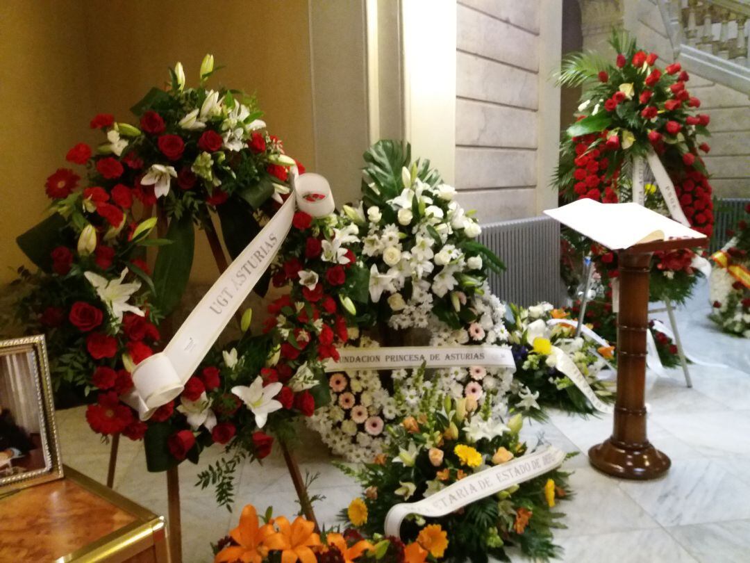 Flores en la Junta General del Principado, donde ha quedado instalada la capilla ardiente de Vicente Álvarez Areces.