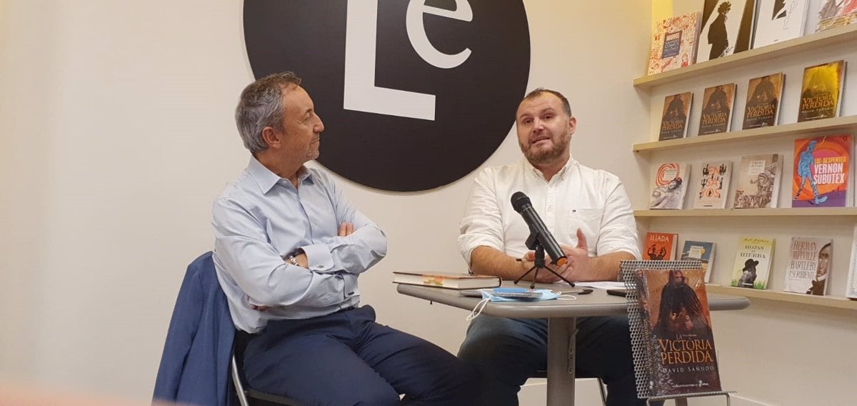 El escritor Chema Contreras (izquierda) acompaña al periodista David Sañudo (derecha) en la presentación de &#039;La victoria perdida&#039; celebrada el pasado 28 de octubre de 2021 en Librería Lé de Madrid.POLITICA ESPAÑA EUROPA CASTILLA Y LEÓN ESPAÑA EUROPA CASTILLA Y LEÓN PALENCIA CULTURA
CEDIDA POR DAVID SAÑUDO