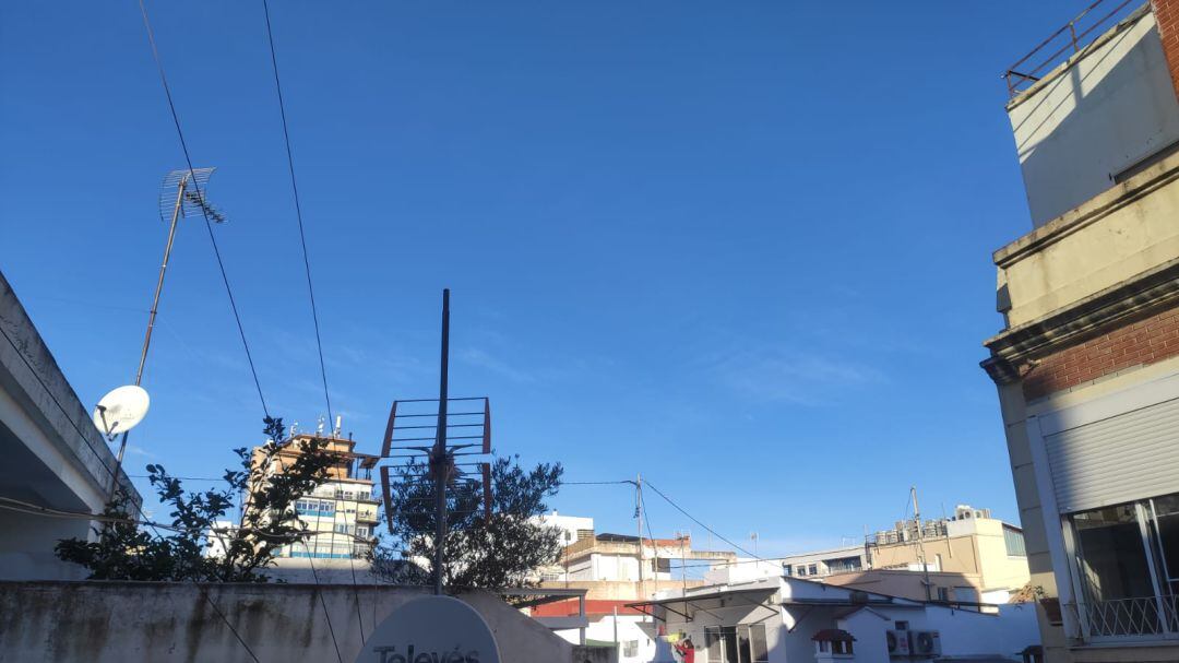 Cielo azul a primera hora de este viernes visto desde Radio Gandia 