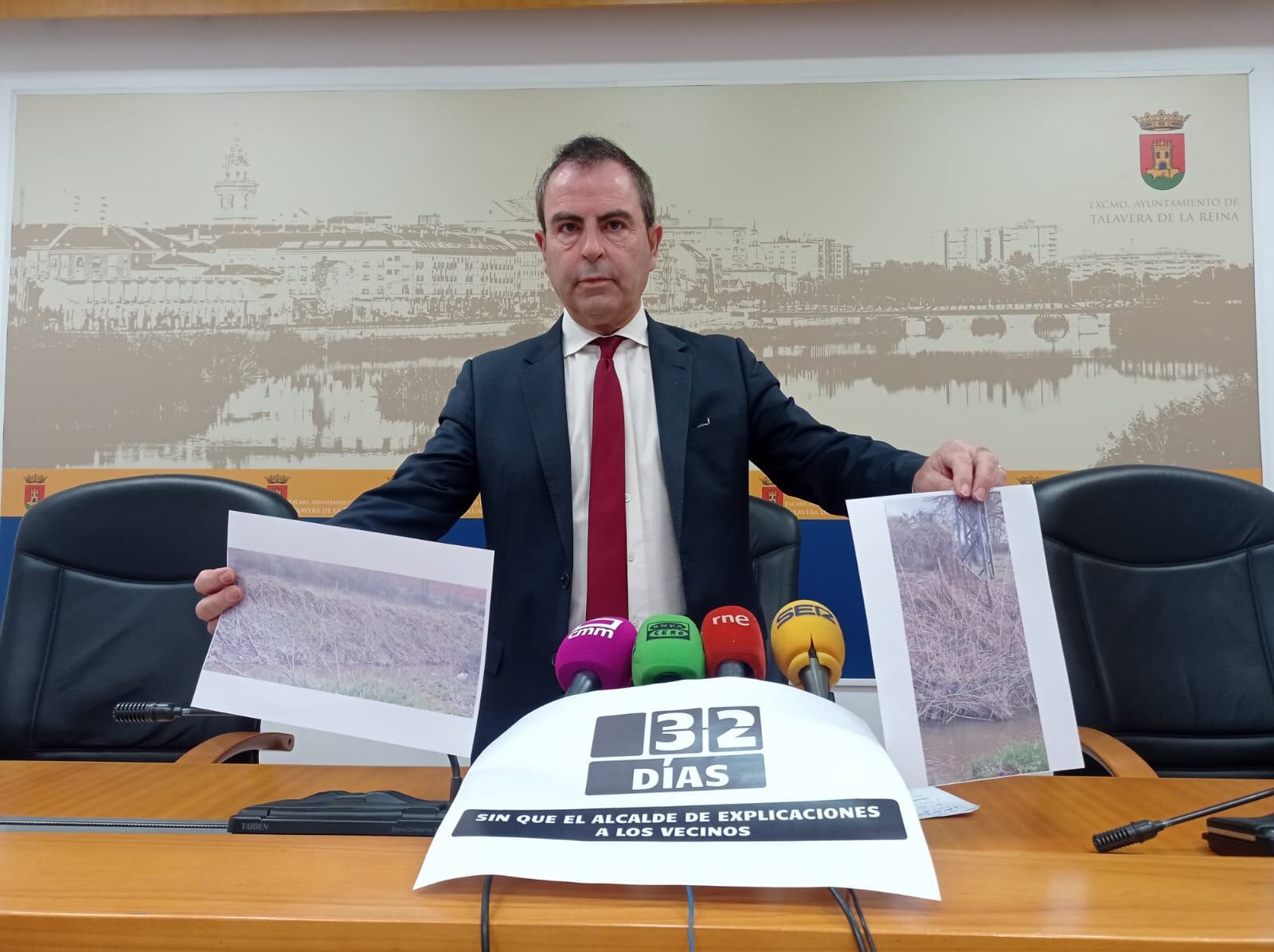 José Gutiérrez, portavoz del PSOE de Talavera, muestra imágenes del estado del arroyo de La Portiña