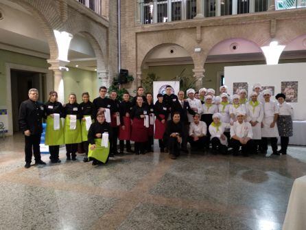 Alumnos del módulo de cocina y hosteleria del IES Castillo de la Yedra que participaron en la creacion del catering y sercio de la presentacion de la ruta de la tapa