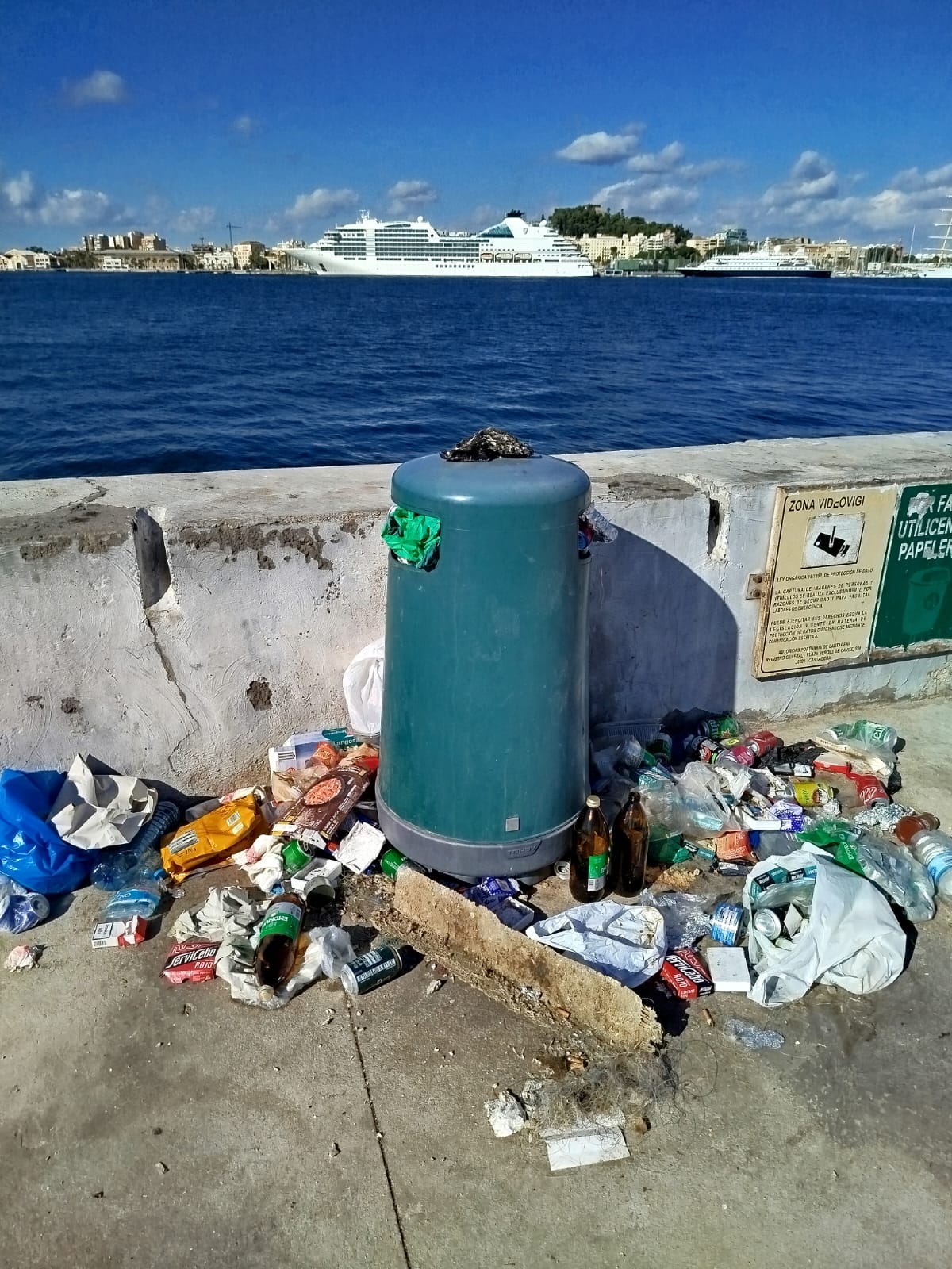 Basura y plagas de ratas afean el entorno del Faro de la Curra