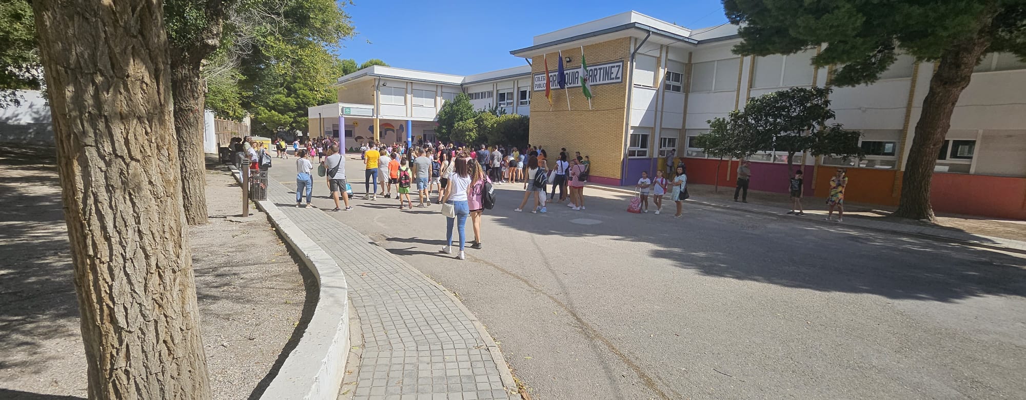 Acceso de alumnas/os al colegio &#039;Arroquia Martínez&#039;