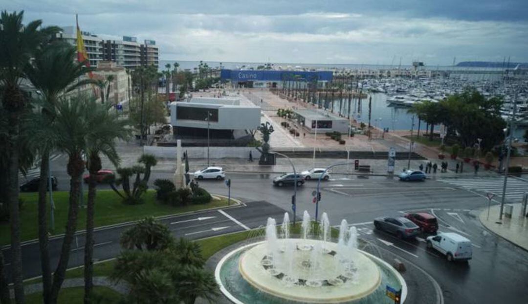 Vista de la Oficina de Turismo en el paseo del Puerto