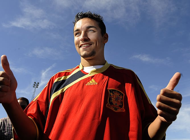 Jesús Navas posa con la camiseta de la Selección