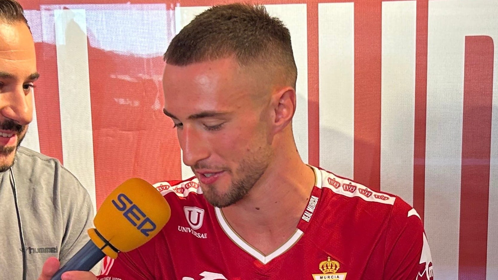 David Flakus atiende a Radio Murcia el día de su presentación con el Real Murcia.