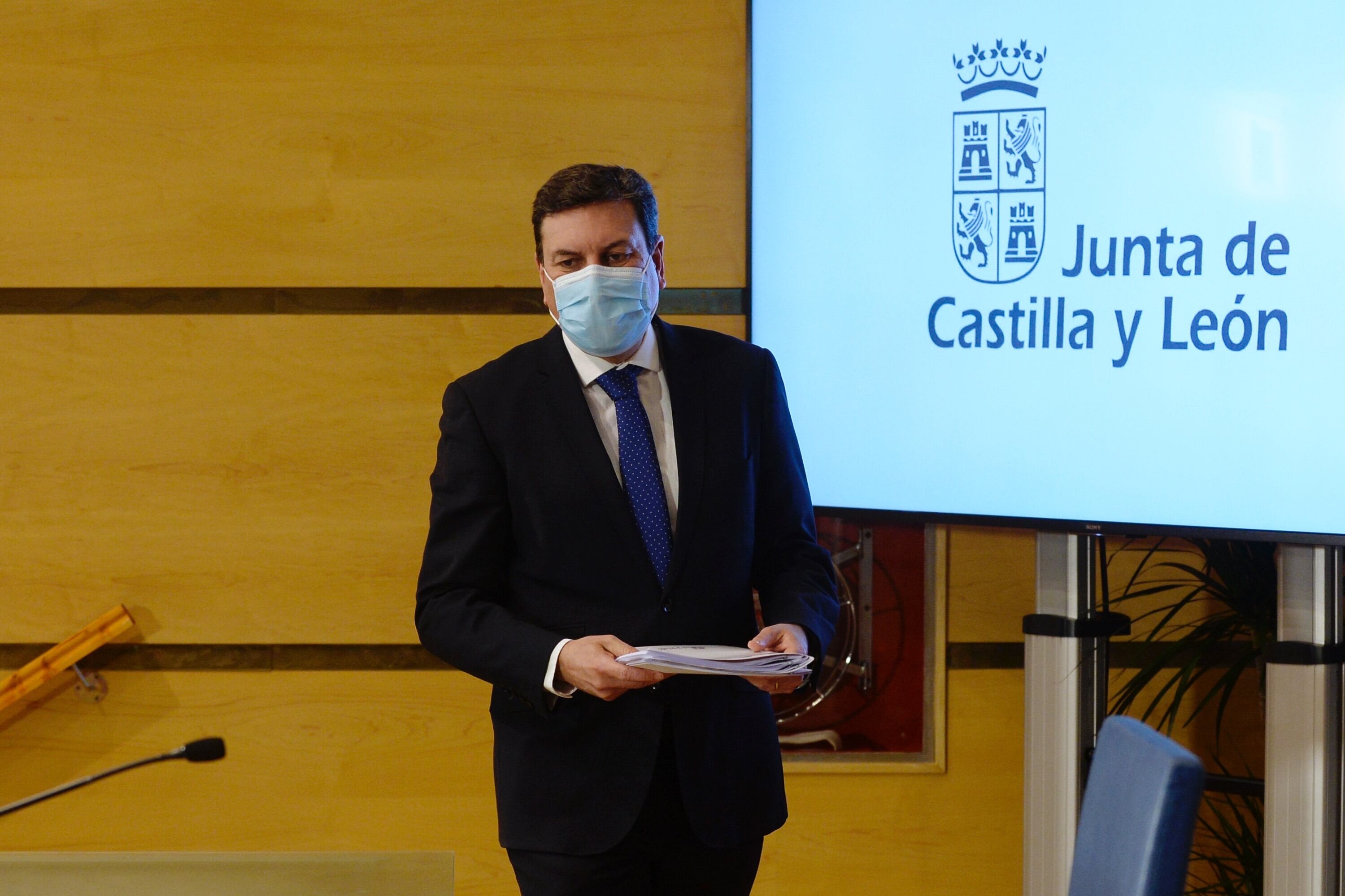 VALLADOLID (ESPAÑA), 11/03/2022.- El consejero de Economía y Hacienda y portavoz en funciones de la Junta de Castilla y León, Carlos Fernández Carriedo, comparece en rueda de prensa posterior al Consejo de Gobierno. EFE/Nacho Gallego